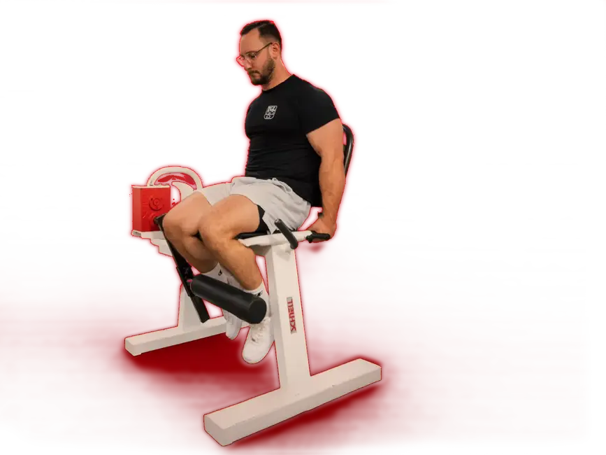 Ein junger Gewichtheber in TGL-Kleidung hebt eine Langhantel bei einem Wettkampf der Turngemeinde Landshut.