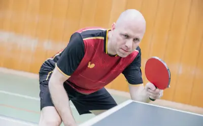Ein Tischtennisspieler des Turnvereins Landshut konzentriert sich intensiv auf den nächsten Schlag.