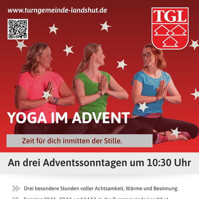 Drei Frauen praktizieren Yoga beim Adventsangebot der Turngemeinde Landshut, umgeben von festlichen Sternen und Kerzen.