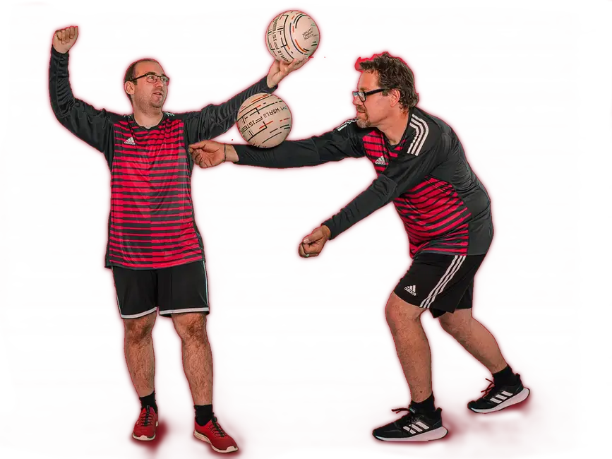 Eine Gruppe von fünf Personen in TGL-Trikots posiert mit Faustbällen, repräsentierend den Sportverein Turngemeinde Landshut.