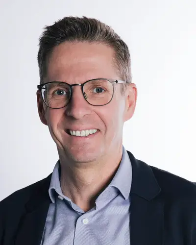 2. Vorsitzender Prof. Dr. Thomas Küffner in Anzug und Brille, ein engagiertes Mitglied der Turngemeinde Landshut.