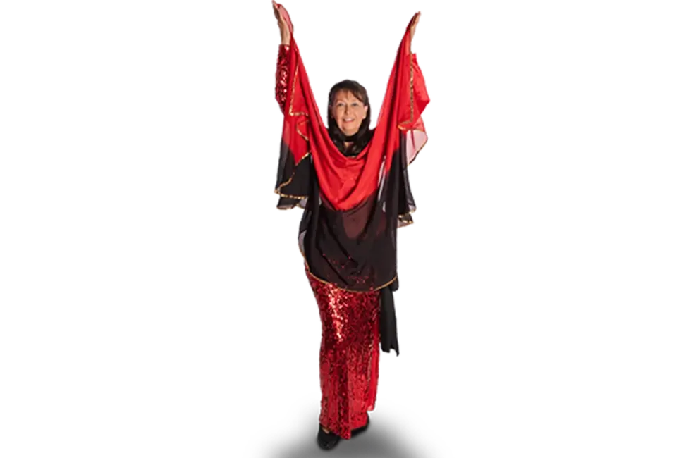 Eine Frau in einem roten Kostüm führt einen orientalischen Tanz bei der Turngemeinde Landshut auf.
