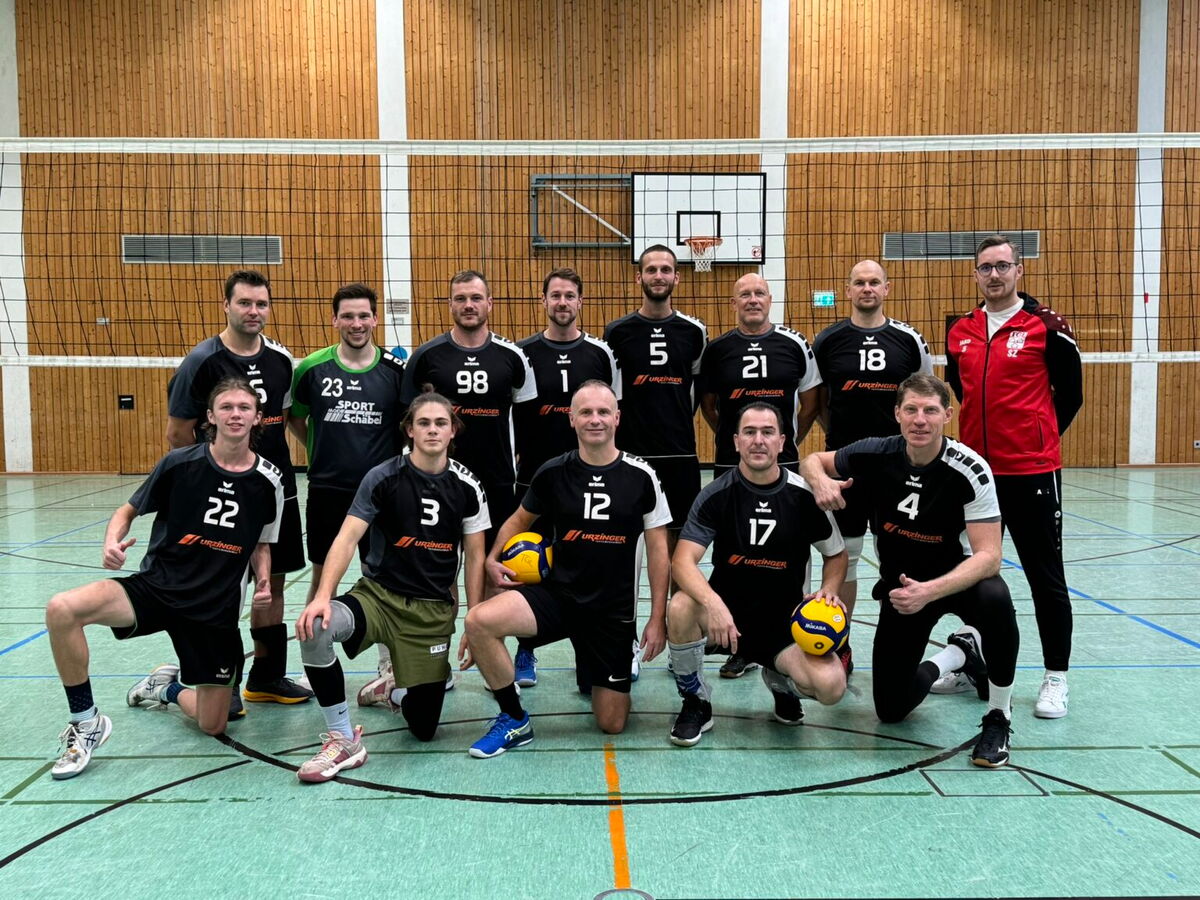 Fünf Frauen in Turngemeinde-Trikots posieren mit Tischtennisschlägern vor einer Holzvertäfelung.