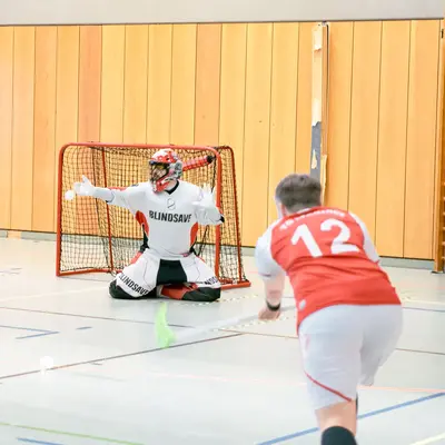 Ein Spieler der Turngemeinde Landshut schießt auf das Tor in einem spannenden Hallen-Sportwettkampf.
