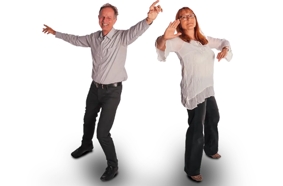 Ein Paar tanzt schwungvoll lateinamerikanische Schritte, als Teil des Turngemeinde Landshut Sportprogramms.