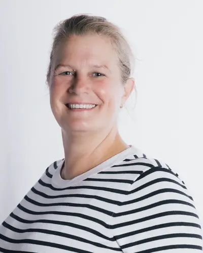 Vereinsjugendleiterin Barbara Lorenz in einem gestreiften Shirt repräsentiert die Turngemeinde Landshut mit Freude und Engagement.