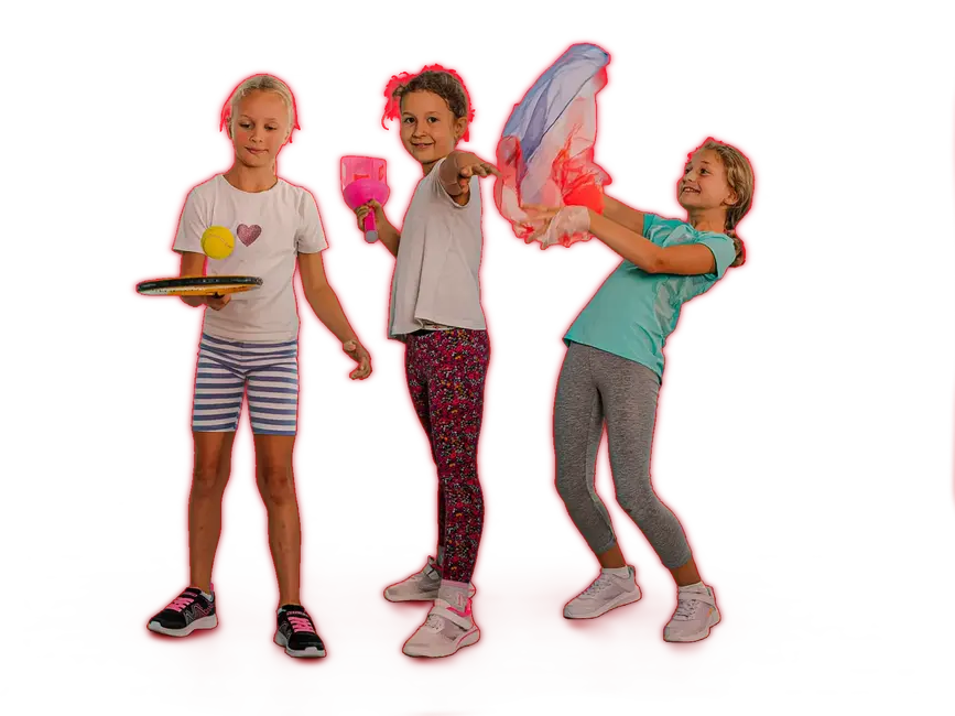 Drei Kinder spielen fröhlich mit Sportgeräten und Tüchern vor rotem Hintergrund, symbolisch für die Turngemeinde Landshut.