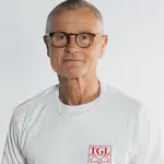Ein Trainer der Turngemeinde Landshut trägt ein T-Shirt mit dem TGL-Logo und schaut direkt in die Kamera.