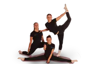 Drei Tänzerinnen des Turnvereins Landshut präsentieren eine beeindruckende Garde-Showtanzpose.