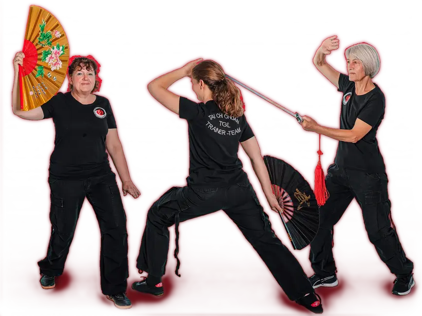 Zwei Frauen führen Tai Chi Chuan mit Fächern im Trainingsanzug der Turngemeinde Landshut aus.