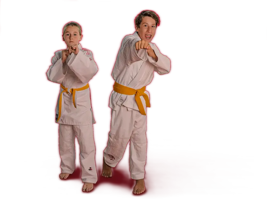 Zwei junge Ju-Jutsu-Kämpfer der Turngemeinde Landshut üben konzentriert in ihren weißen Anzügen gegen einen roten Hintergrund.