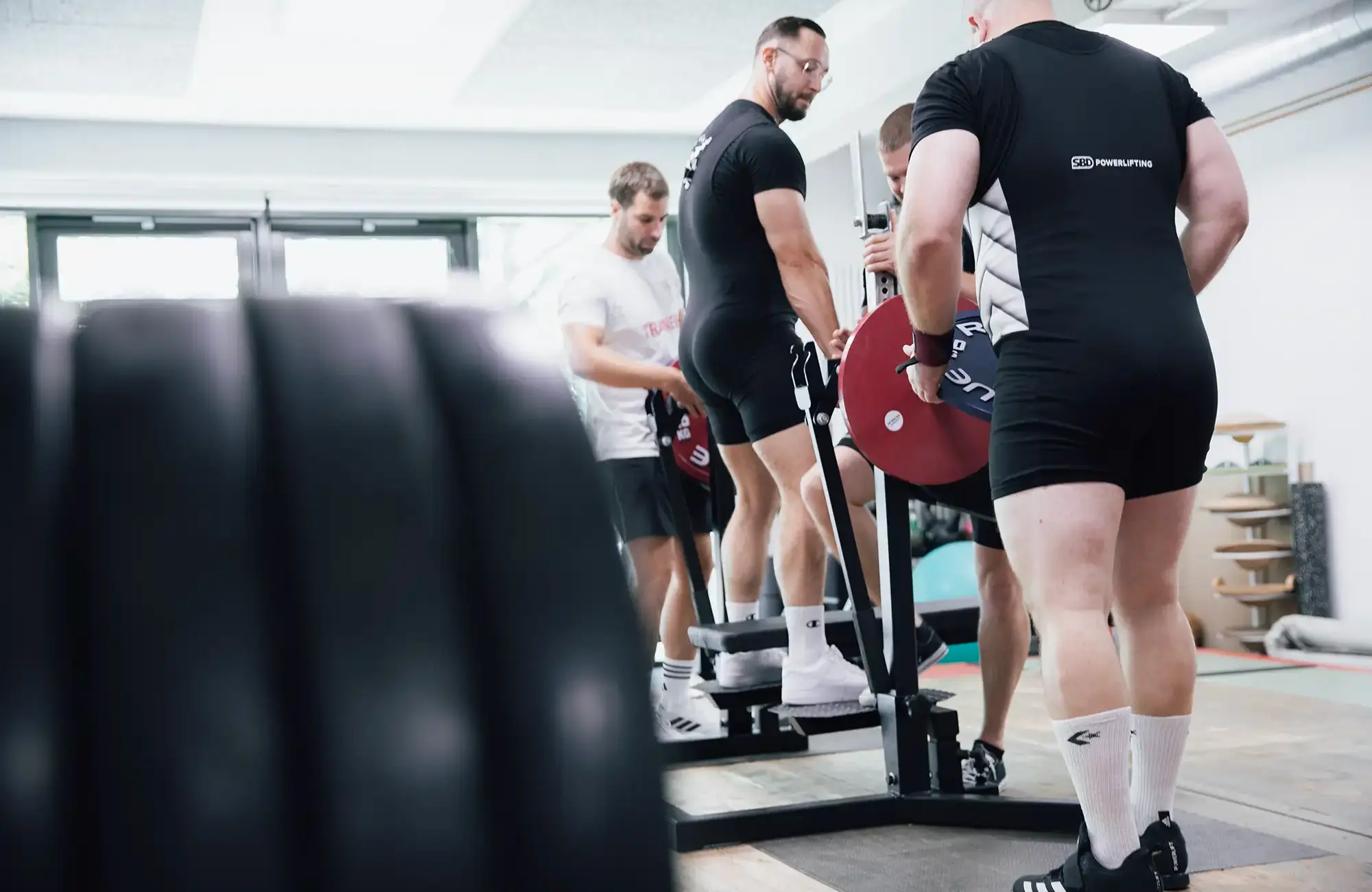 Sportler der Turngemeinde Landshut bereiten sich im Fitnessstudio auf ein Powerlifting-Training mit Gewichten vor.