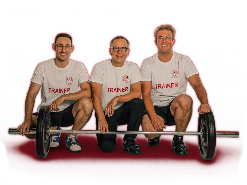 Drei Trainer der Turngemeinde Landshut knien hinter einer Langhantel und tragen TGL-Shirts.