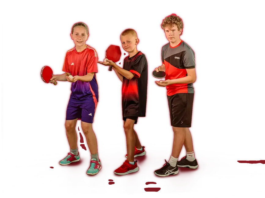 Drei junge Tischtennisspieler posieren mit Schlägern in Turngemeinde Landshut Sportkleidung auf rotem Hintergrund.