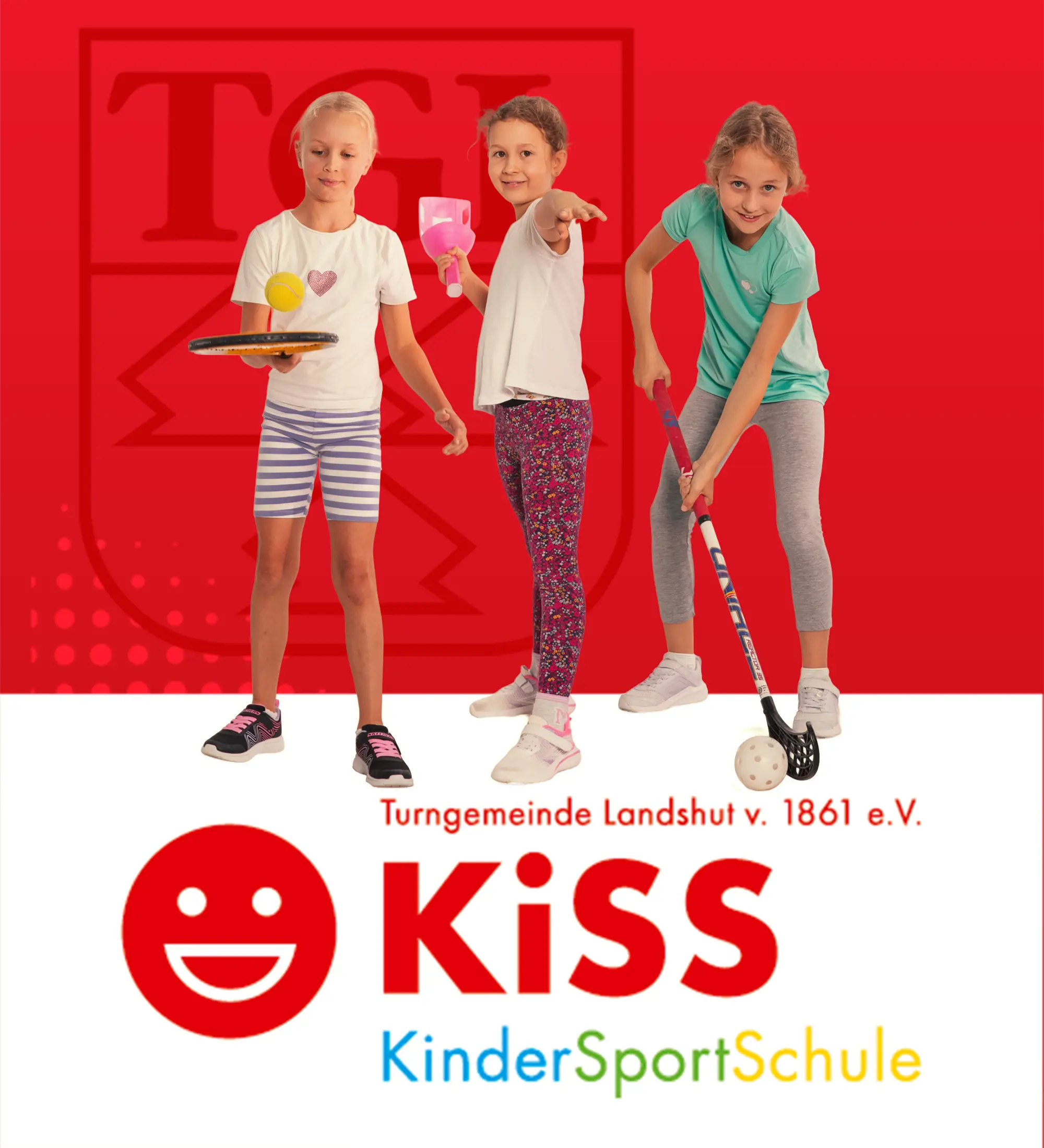 Kinder in roten Sportoutfits jubeln gemeinsam vor dem Logo der Turngemeinde Landshut.